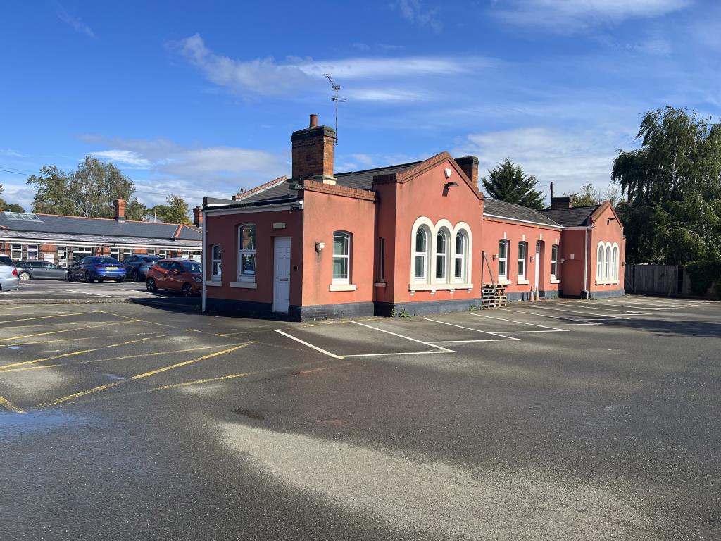 Lot: 96 - OFFICES PREMISES AND PARKING WITH POTENTIAL -